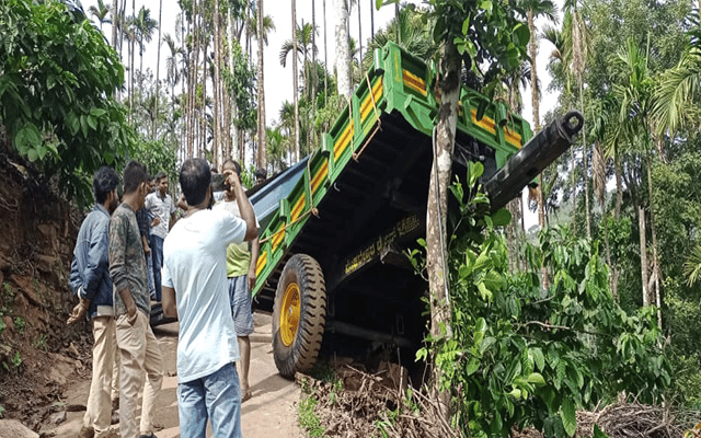 Belthangady: One killed after tractor overturns