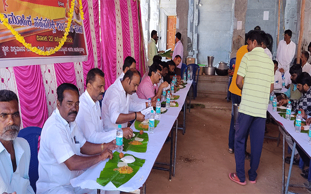 Bharathinagar: A mass breakfast party at Kadukottanahalli
