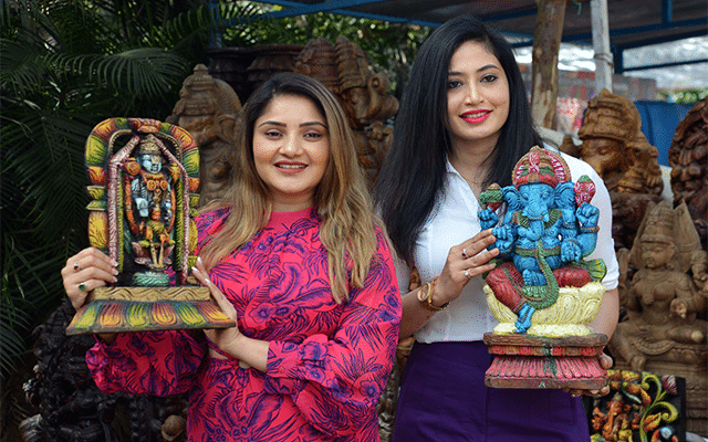 Bengaluru: Actress Karunya Ram inaugurates handicrafts sale fair