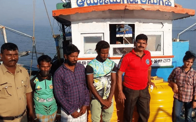 Karwar: Local fishermen object to light fishing in the sea