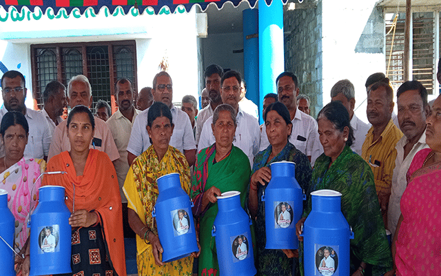 Maddur: Free milk cans distributed to dairy farmers
