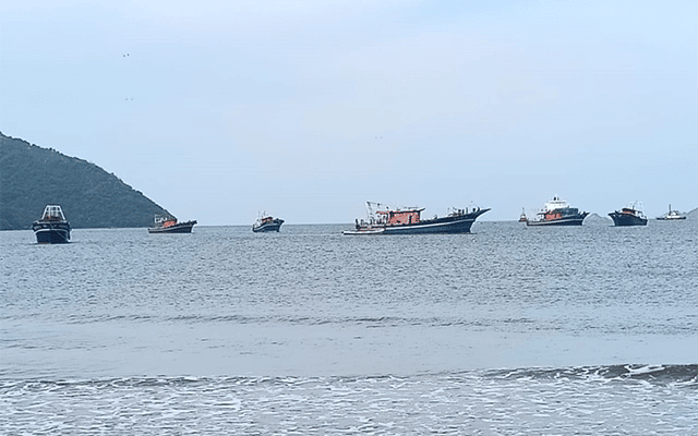 Karwar: Inclement weather conditions, anchored boats