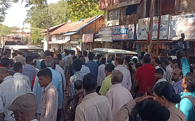 Karwar: Street vendors lay siege to municipal corporation, stage protest