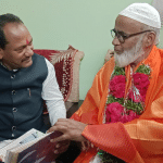 Bidar: Minister Prabhu Chavan visited the house of Padma Shri awardee Rasheed Ahmed Qadri and felicitated him.