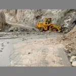 Shooting stones block Jammu Srinagar National Highway again