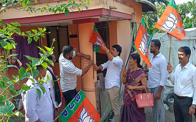 Mangaluru: Mla Dr. B.S. Sudhakar tied the party flag to 25 houses and launched a booth victory campaign. Bharath Shetty drives