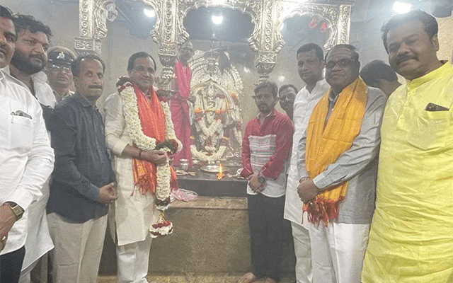 Humanabad: Union Minister Bhagwant Khuba offers darshan of Lord Veerabhadreswara