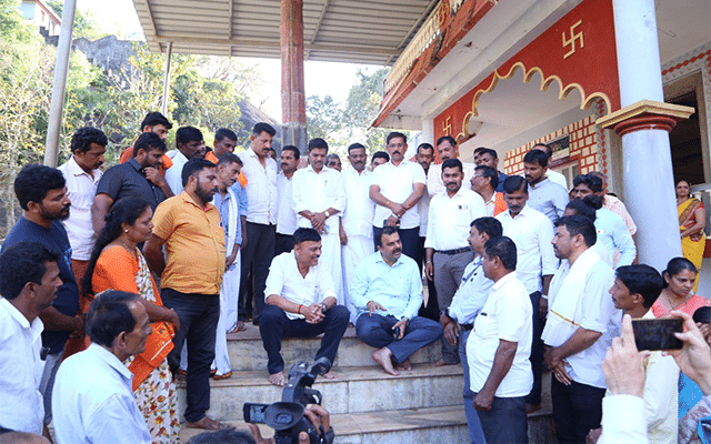 District Industries Minister Sunil Kumar visits Karinjeshwar temple