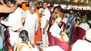 Mysore/Mysuru: 115 newlyweds perform saptapadi with the blessings of Suttur Seer