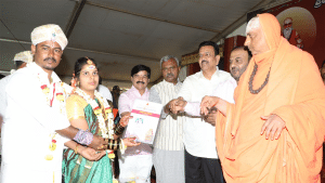 Mysore/Mysuru: 115 newlyweds perform saptapadi with the blessings of Suttur Seer