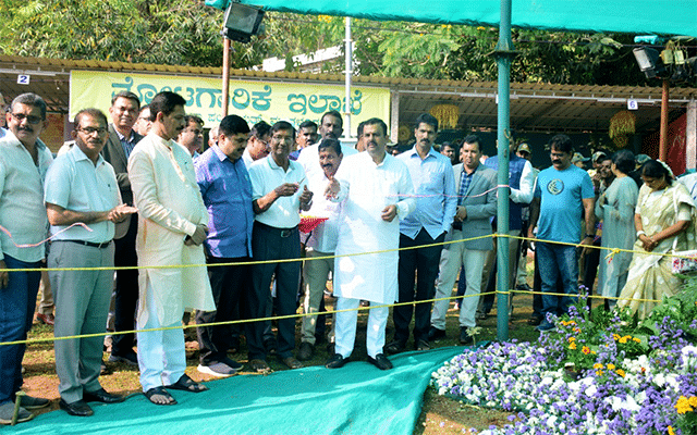 Mangaluru: Minister in-charge launches flower show