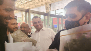 Mahendra Singh Dhoni arrives in Mangaluru
