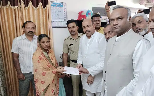 Surathkal: A compensation of Rs 1 lakh has been given to the family of the deceased police personnel. Priyank Kharge distributes cheque