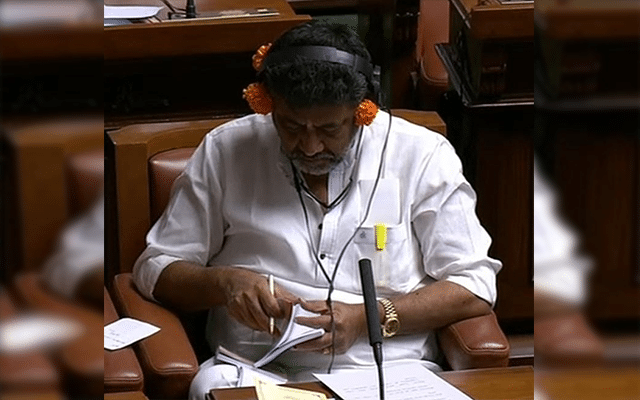 Bengaluru: State Congress leaders stage 'flower in the ears' protest