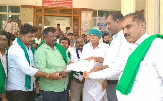 Nanjangud: Karnataka Rajya Raitha Sangha and Hasiru Sena stage protest