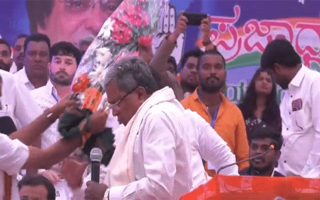 Bidar: Siddaramaiah removes bouquet from Congress leader's hand