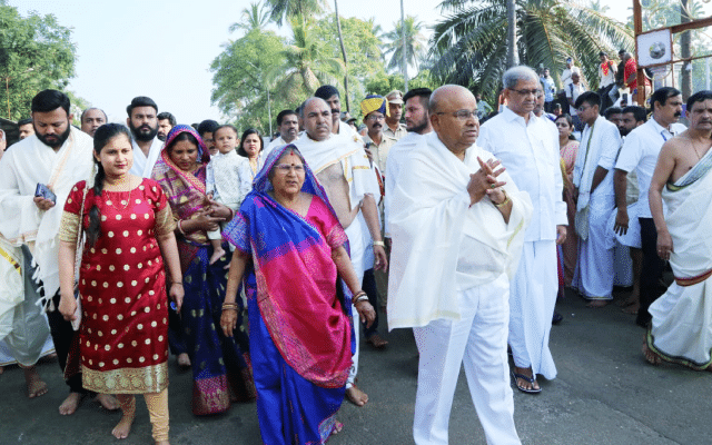 Mangaluru: Governor visits Manjunatha Swamy temple along with his family
