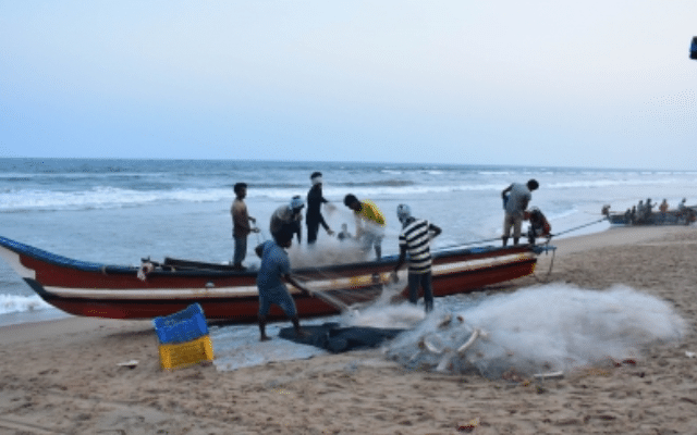 Stone pelting in sea, TN fishermen attack K'taka counterparts
