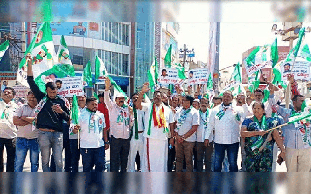 Chikkamagaluru: JD(S) protests against C T Ravi's remarks against Deve Gowda