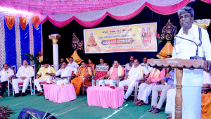 Mahabaleshwara Swamiji said that differences should be set aside and united without conflict.