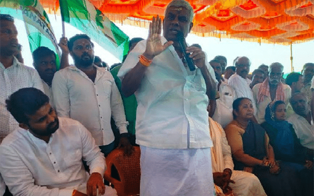 Arasikere: JD(S) Prajwal Revanna warns of last chance to be with him