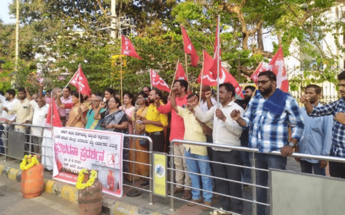 Mangaluru: CPI(M) protests against hike in cooking gas prices