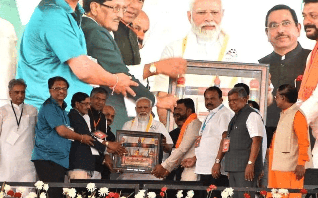  Kalaghatgi's famous coloured cradle gifted to PM Modi