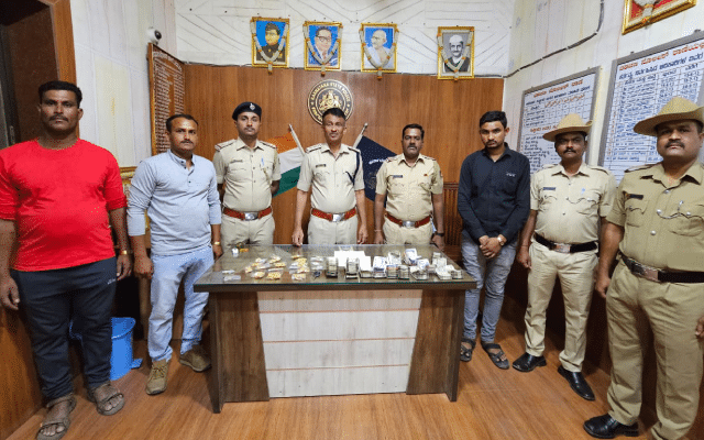 He was transporting 480 grams in a car. Gold, Rs 6 lakh in cash seized