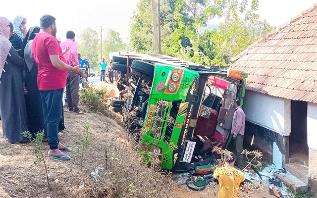 Private bus overturns on Napoklu Kolakeri main road, passengers seriously injured