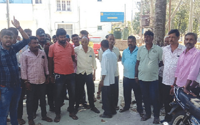 Alur: Farmers lock down electricity office, protest against problems