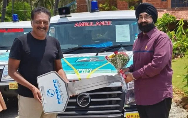 Actor Prakash Rai donates ambulance to Guru Nanak Hospital in Bidar