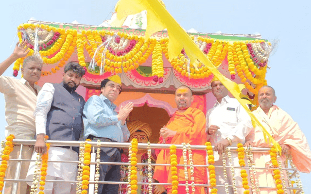 Ashok Kheny unveils Mahatma Bommagondeshwara statue