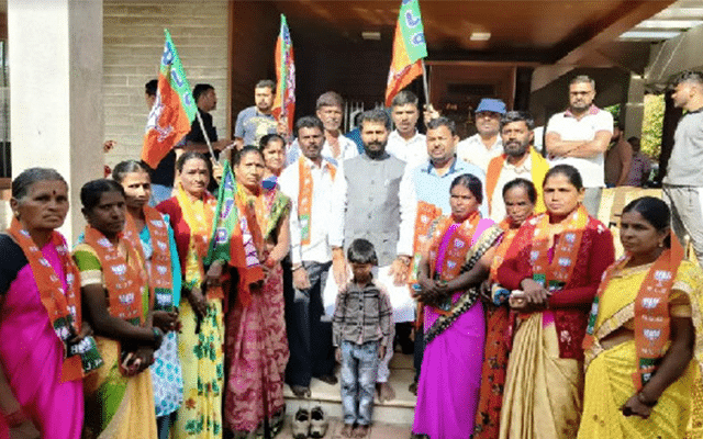 Chikkamagaluru: Kunnalu villagers quit JD(S) to join BJP