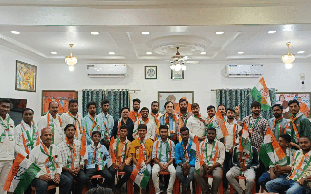 Bagadal youths quit BJP to join Congress