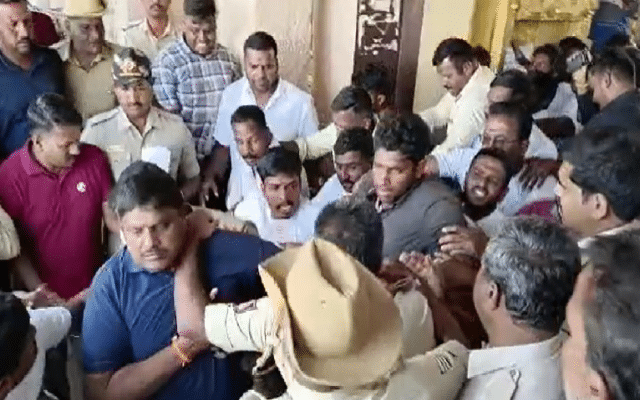 Congress-JD(S) workers clash over distribution of prasadam