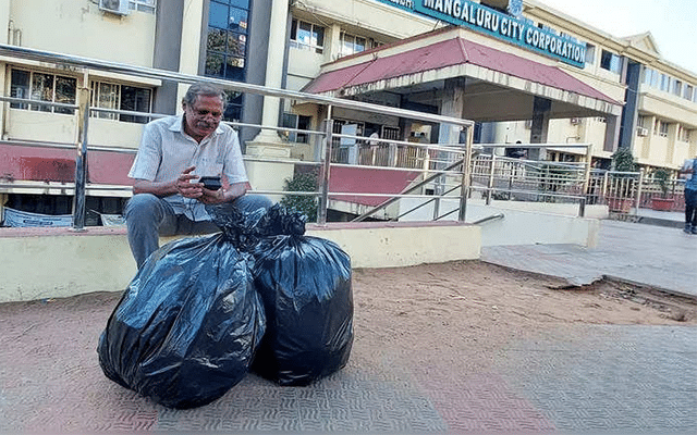 Mangaluru: Garbage disposal issue worsens, sits garbage in front of MCC 