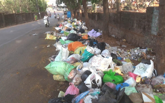Continuing strike- Garbage problem intensifies