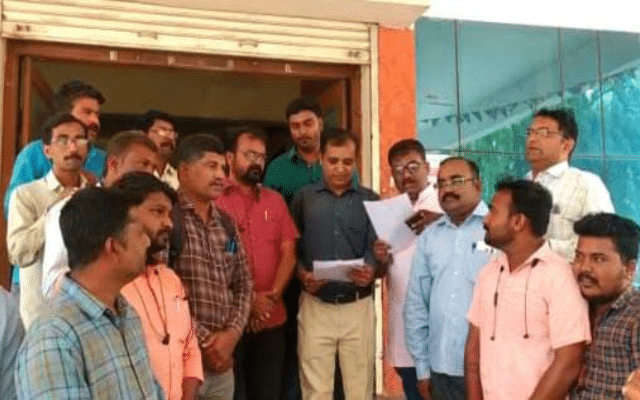A delegation of working journalists' association has warned the government in Hubballi