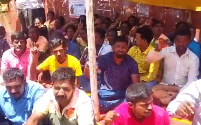 Hubballi: Pourakarmikas stage dharna in front of Municipal Corporation