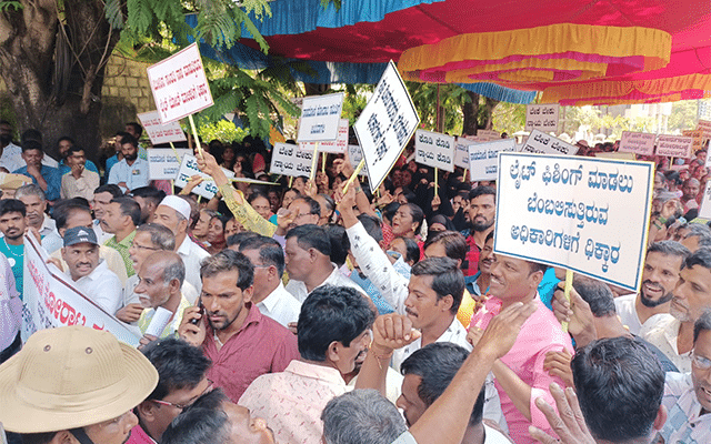 Karwar: Massive protest demanding light fishing shutdown
