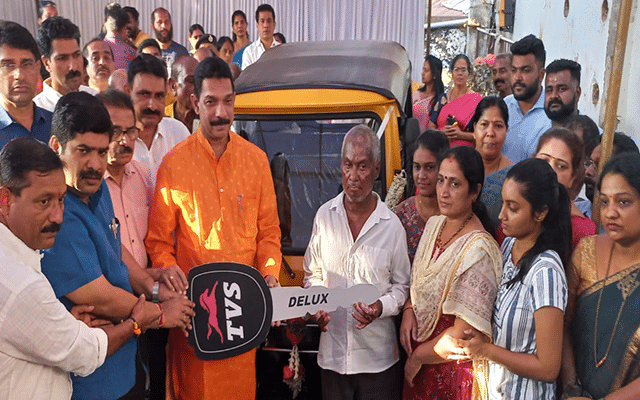 Auto-rickshaw driver injured in cooker blast, cheque of Rs 5 lakh handed over to rickshaw driver