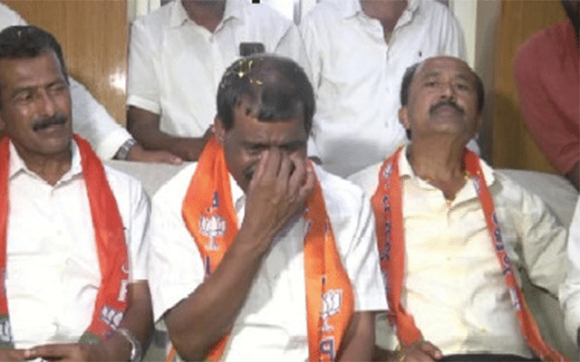 BJP workers protest in Mudigere, Kumaraswamy breaks down in tears
