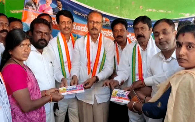 Nanjangud: Congress distributes guarantee card at Kalihundi village
