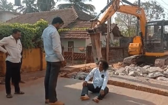 Beedi's gudde: Nithyananda sits in front of JCB and roars