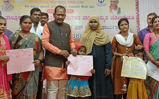 Minister Prabhu Chavan distributes cheques to women self-help groups