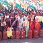 Nanjangud: The women's wing of the Congress party staged a protest against the hike in the price of gas cylinders.