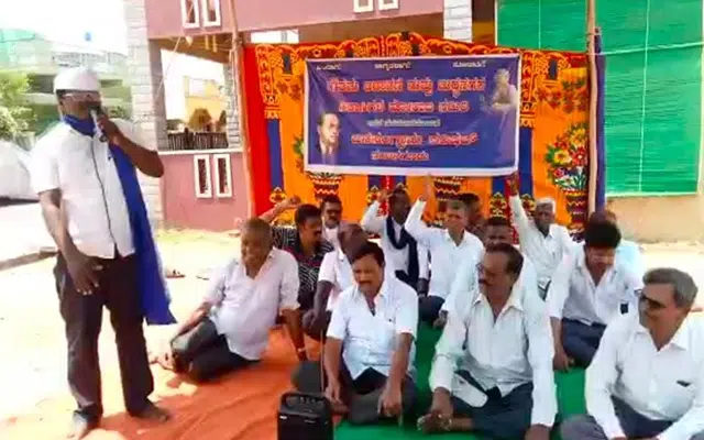 Nanjangud: Janasangrama Parishat stage protest against poor road works