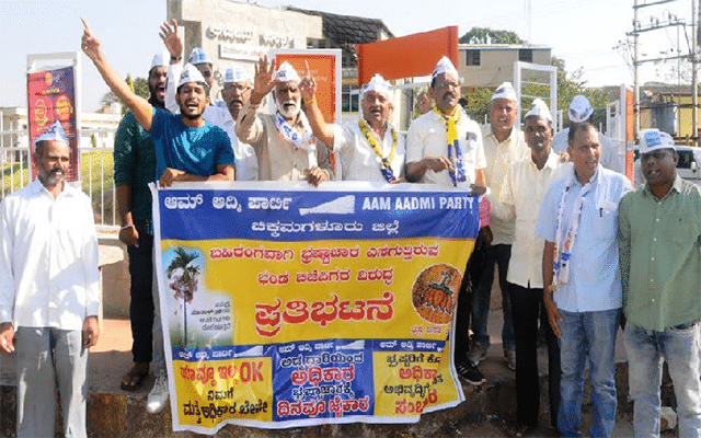 Chikkamagaluru: AAP protests against bail granted to MLA Virupakshappa