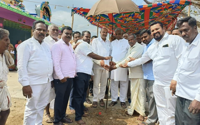 Mp V. Sudhakaran visited Chikka Kavalande village. Srinivas Prasad meets