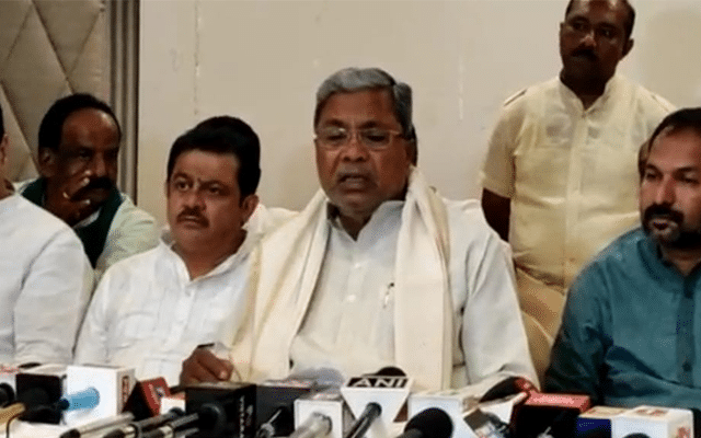 Hubballi: Maharashtra government should be dissolved immediately, says former CM Siddaramaiah
